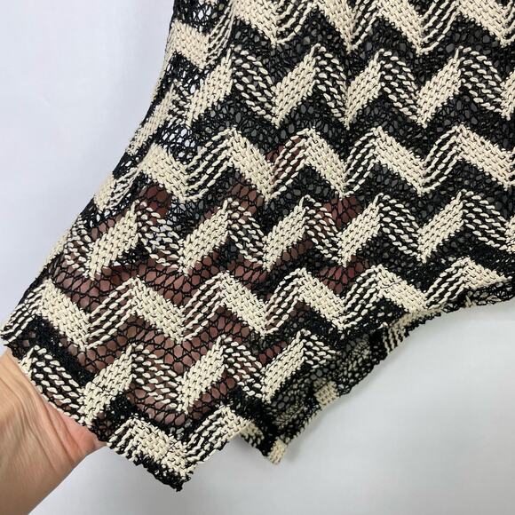 Kaktus | Black & Tan Chevron Pattern Open Knit Crochet Layering Pullover Top - Picture 4 of 6